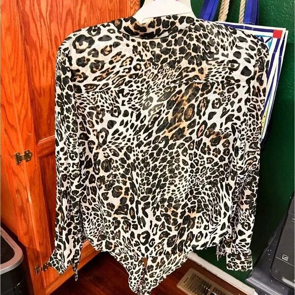 EUC Chico’s Animal Print Long Sleeve Blouse with tie Bottom #010 - Picture 3 of 8